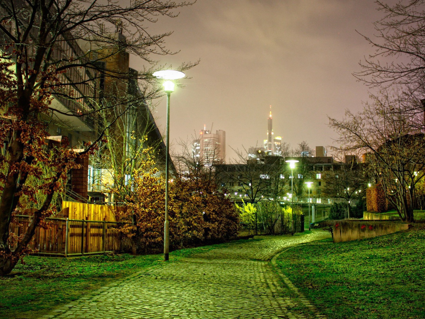 Мощеная аллея в городском сквере