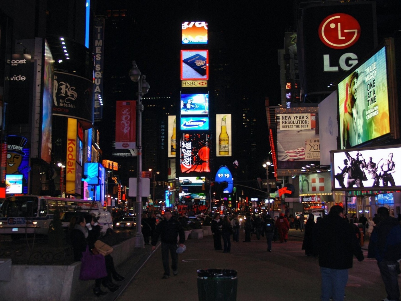 Пешеходная улица в центре большого города