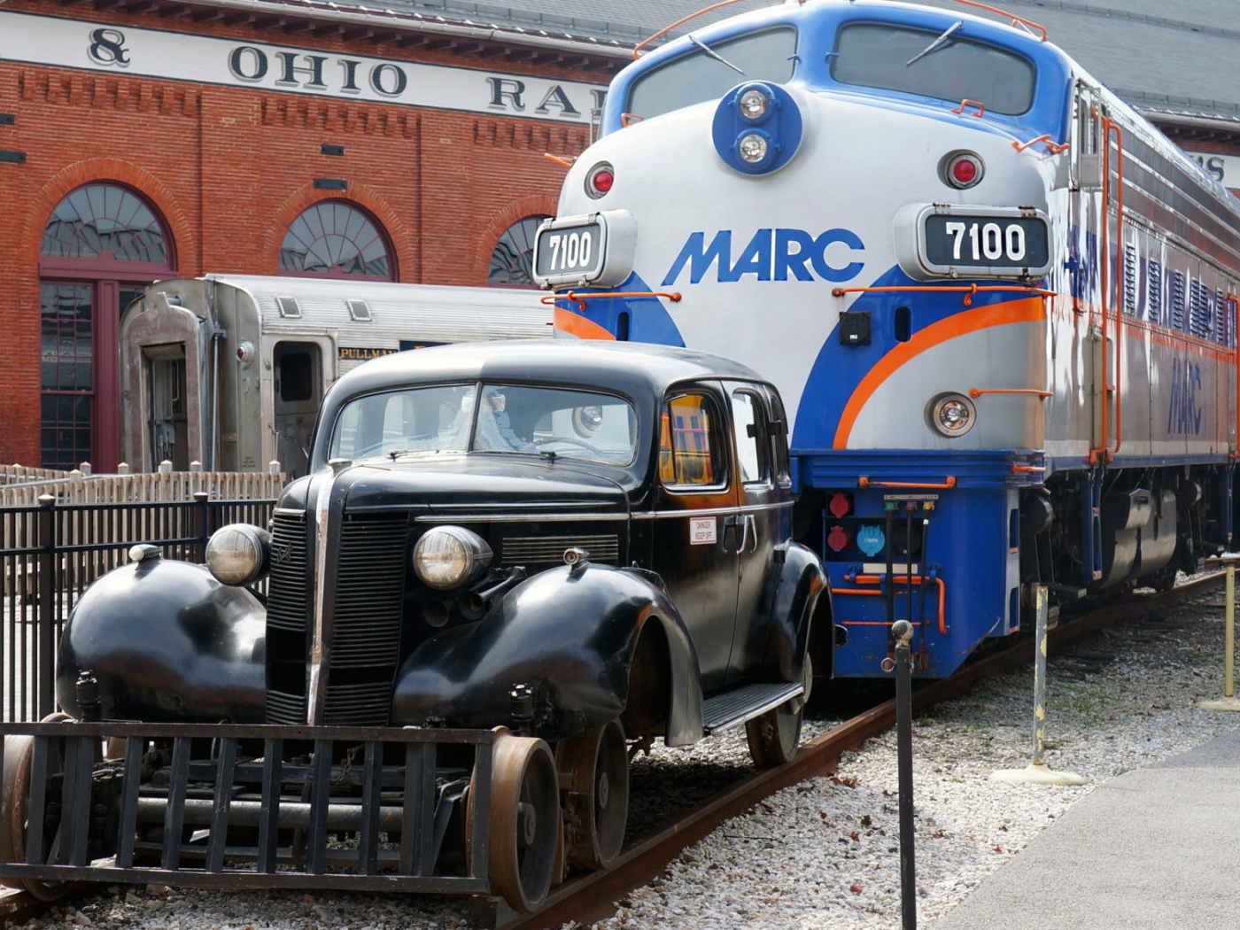 Ретро автомобиль и локомотив на рельсах