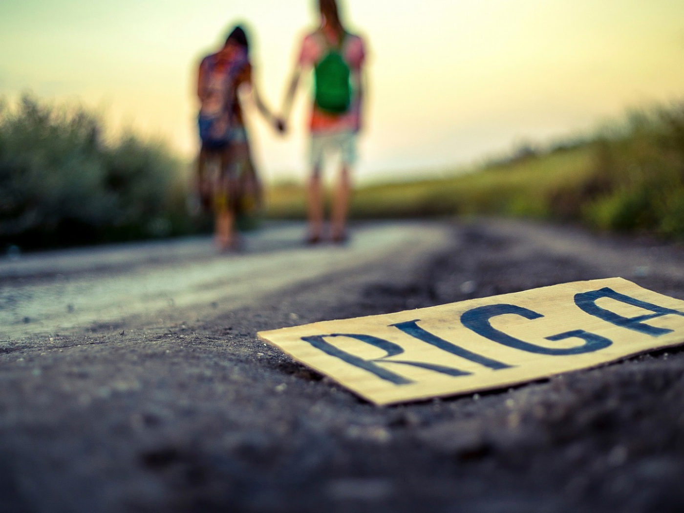 Знак Рига на обочине дороги