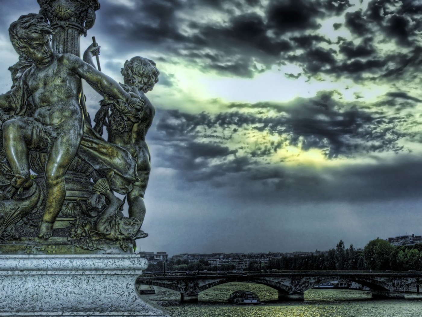 Скульптура на фоне моста, фото HDR