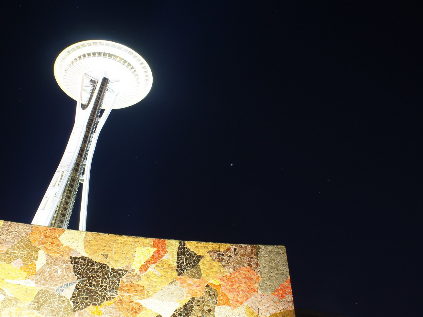 Сияющая телебашня в Сиэтле