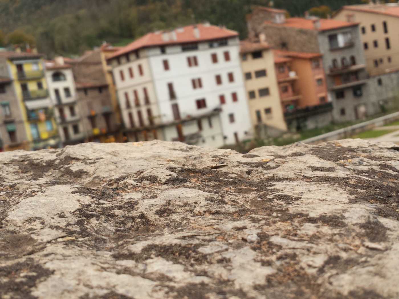 Камень на фоне городских домов, Барселона