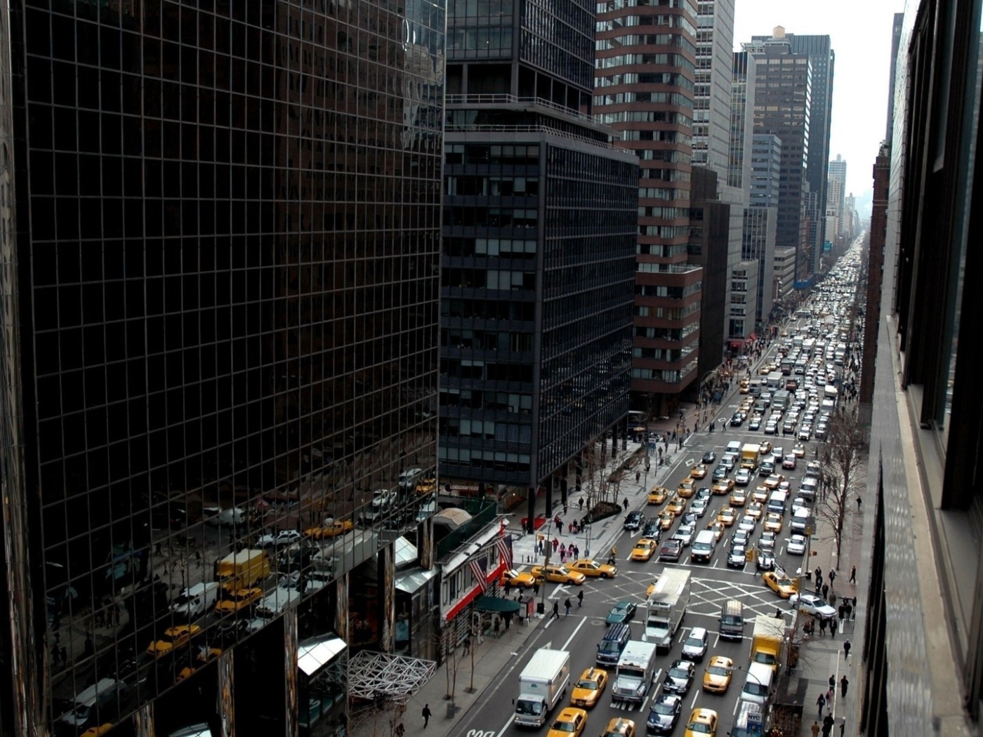 Улица между небоскребами в Нью-Йорке