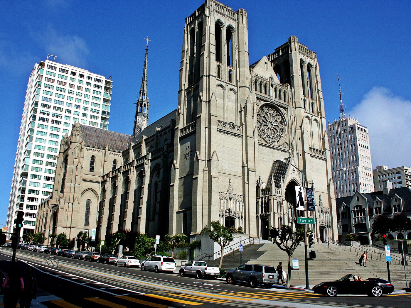 Католическая церковь на улице в Сан-Франциско