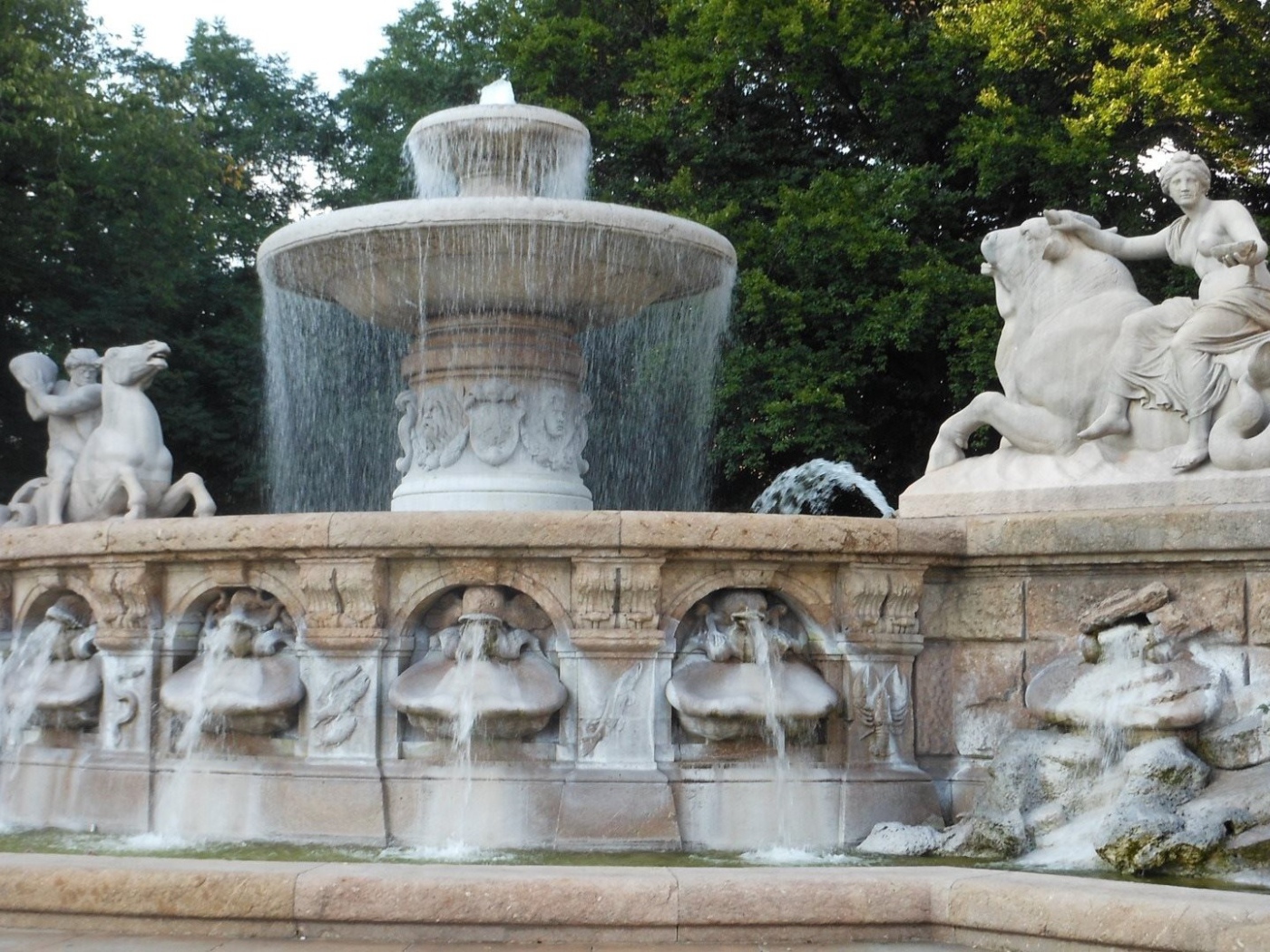 Фонтан в парке Мюнхена