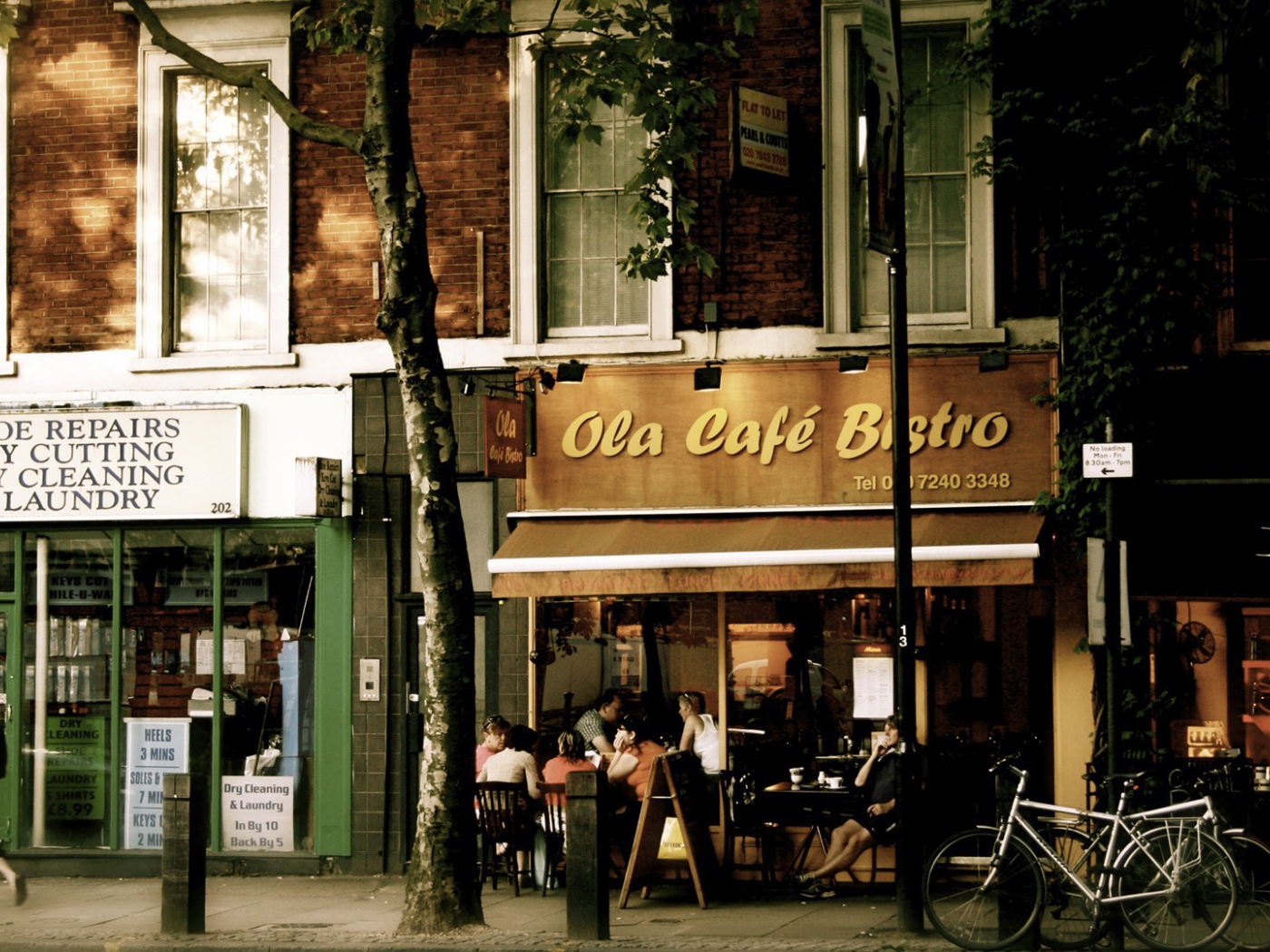 Старое уютное кафе в городе