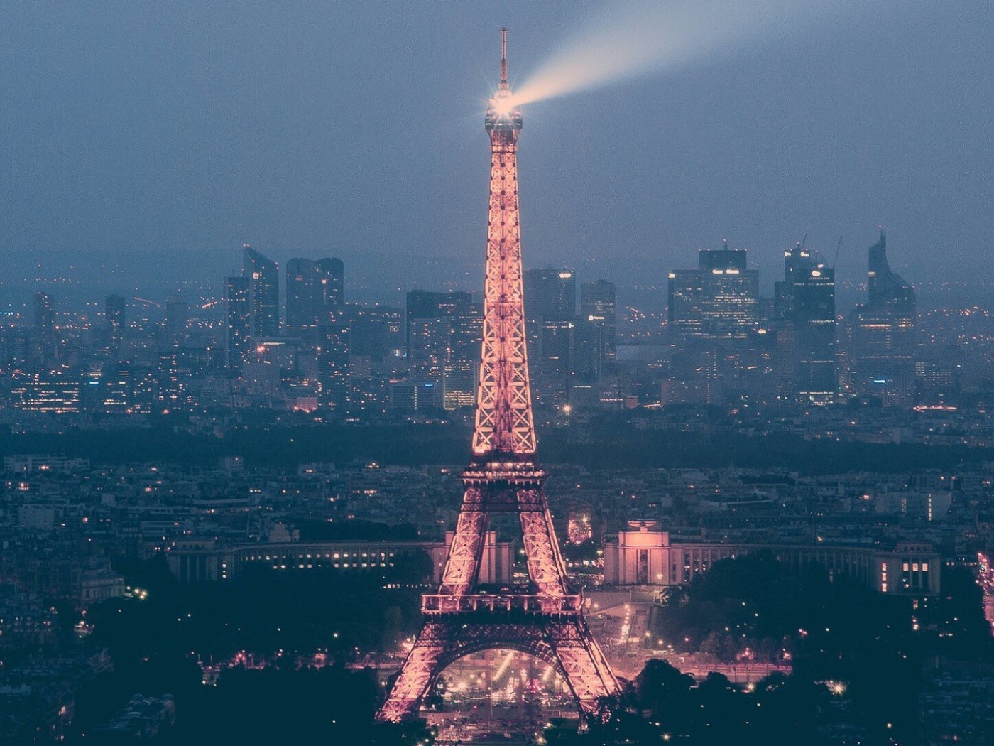 Луч прожектора на Эйфелевой башне