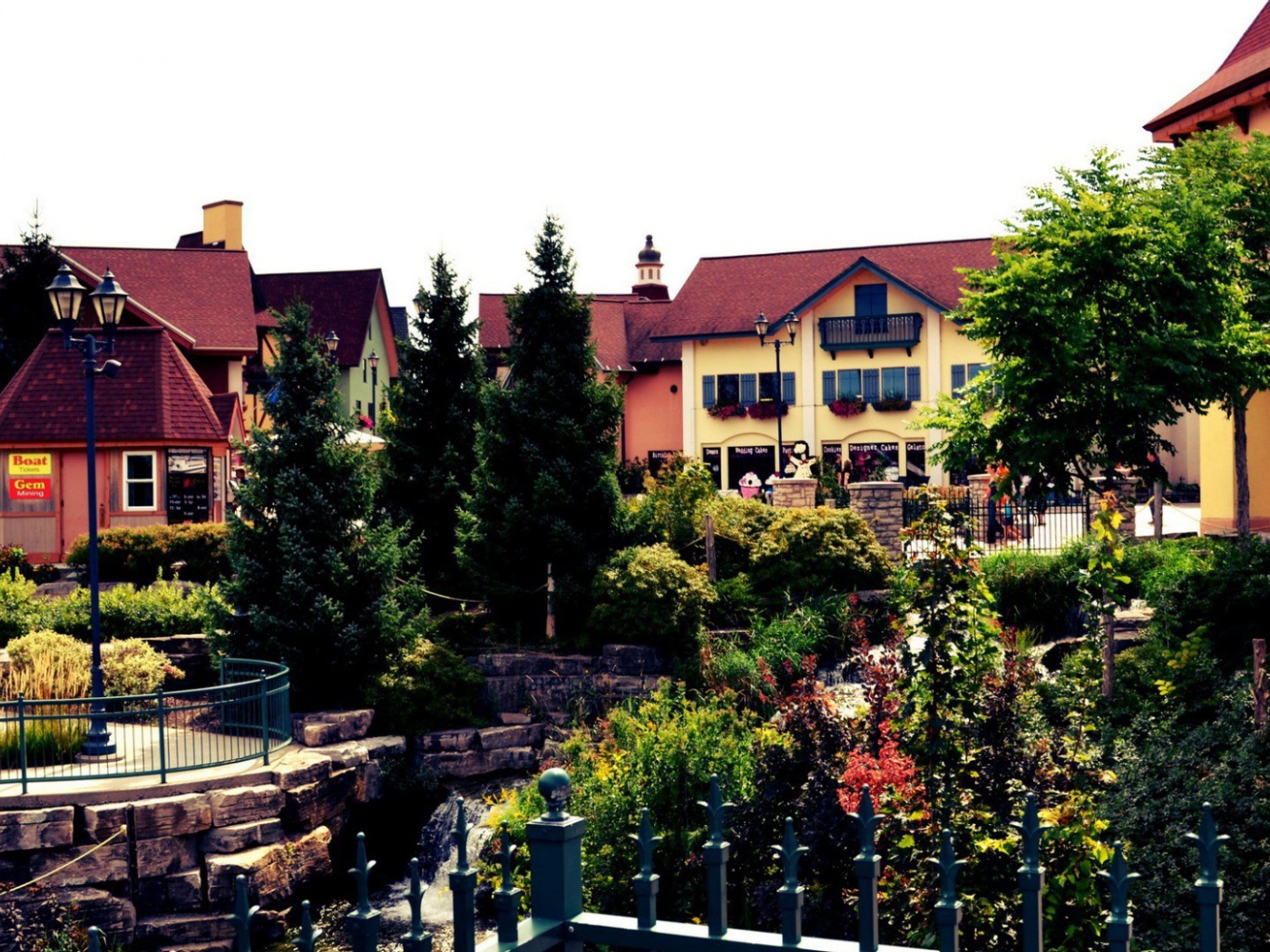 Городок утопает в зелени