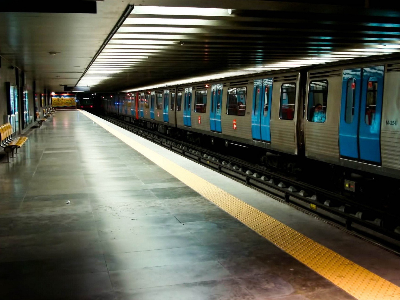 Поезд стоит на станции метро