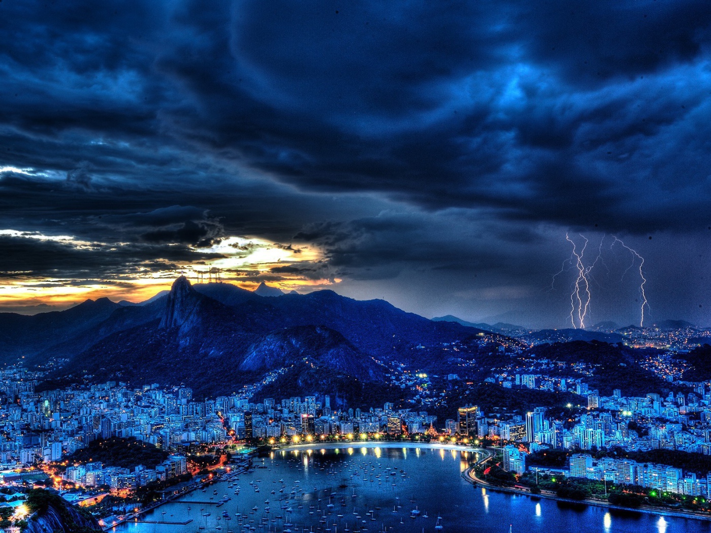 Гроза над городом после заката солнца