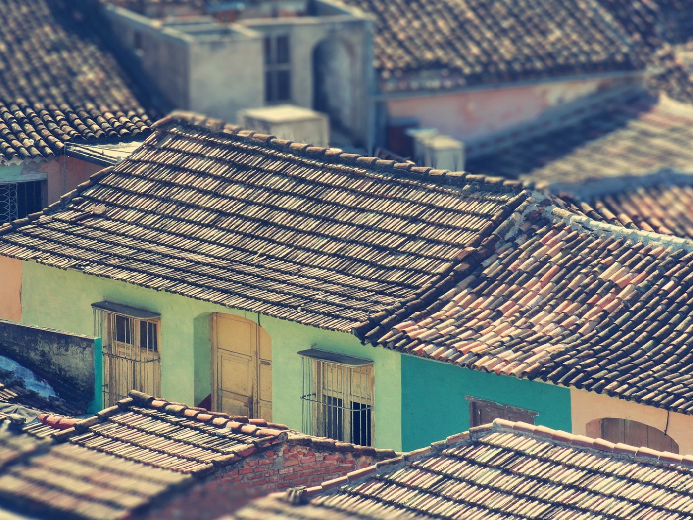 Черепичные крыши частных домов