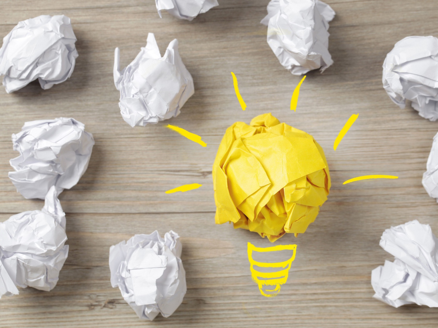 Комок желтой бумаги среди белых