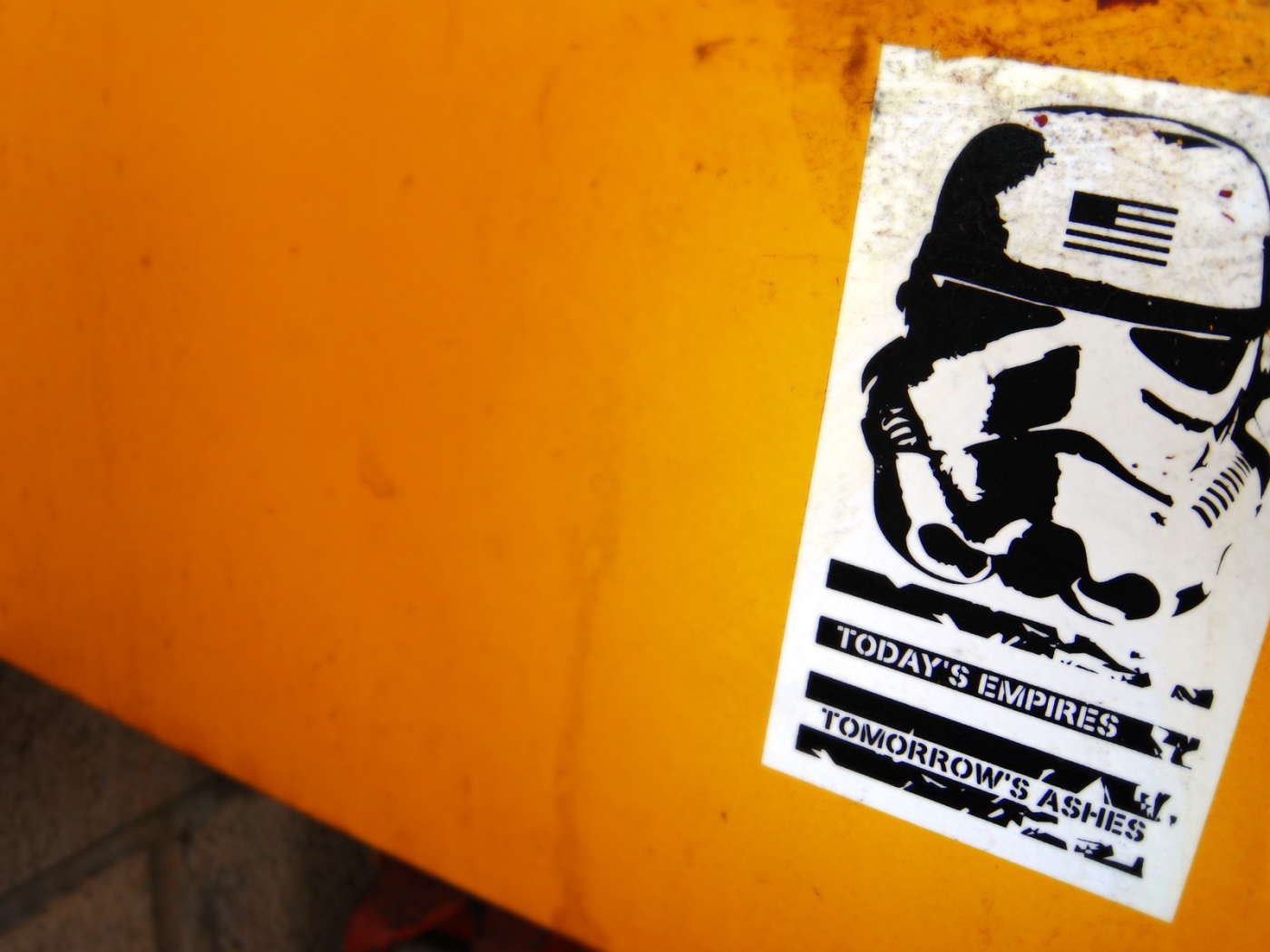 Плакат на оранжевой стене