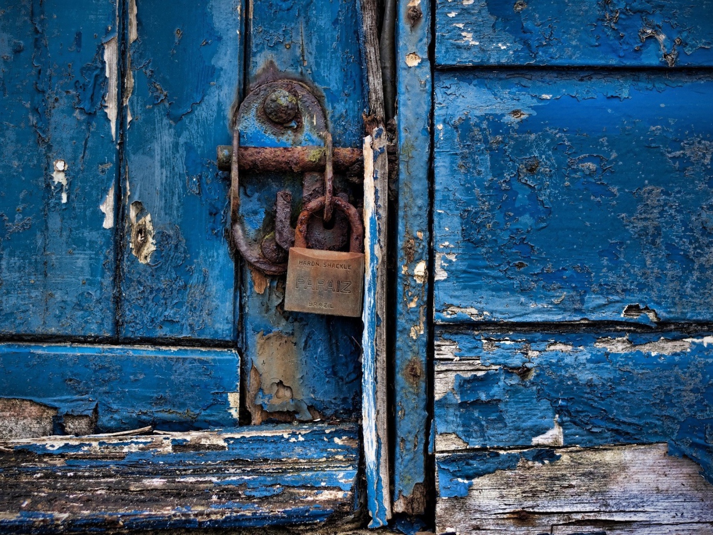 Ржавый замок на деревянной двери