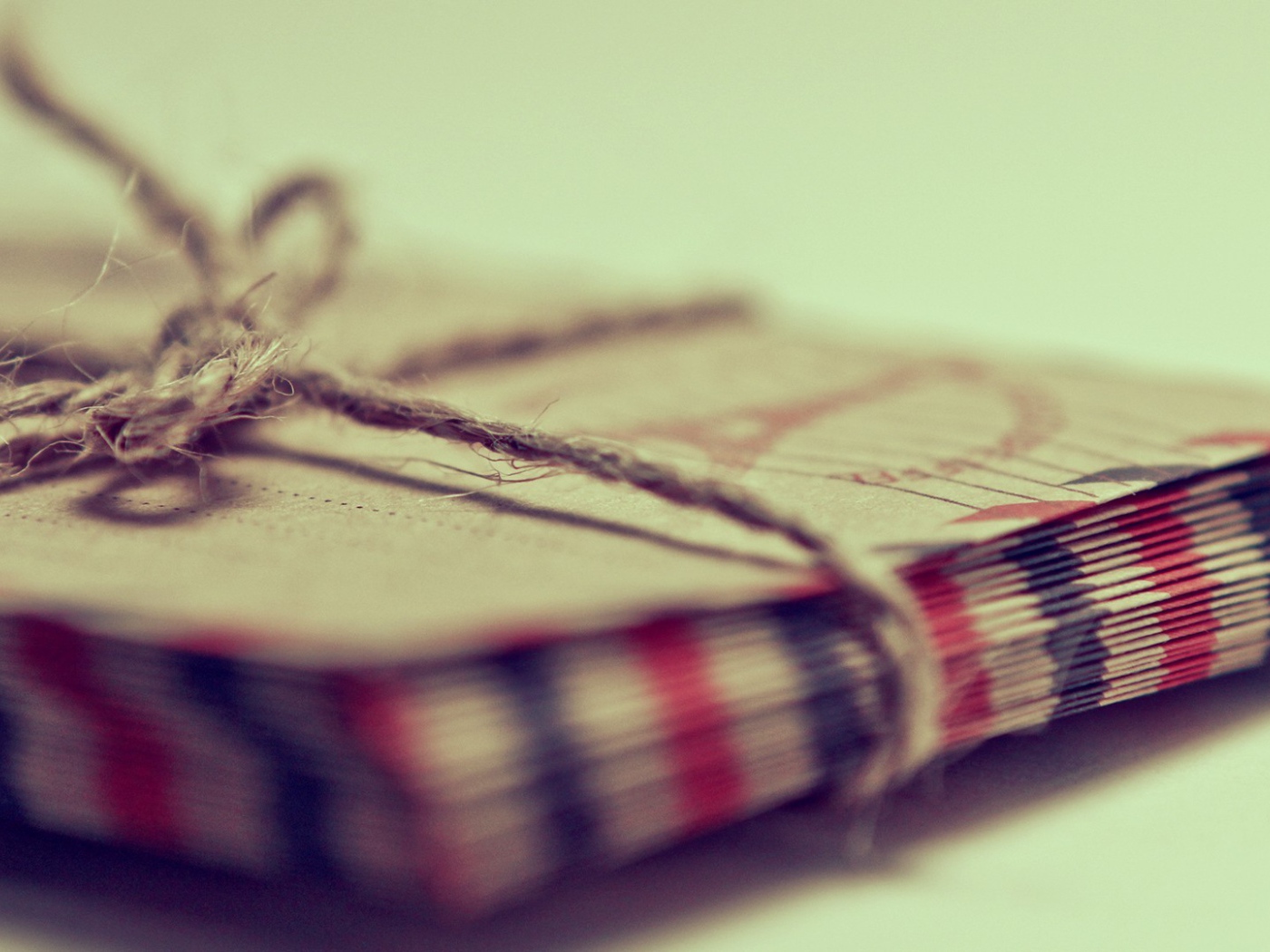 Стопка писем перевязана веревкой