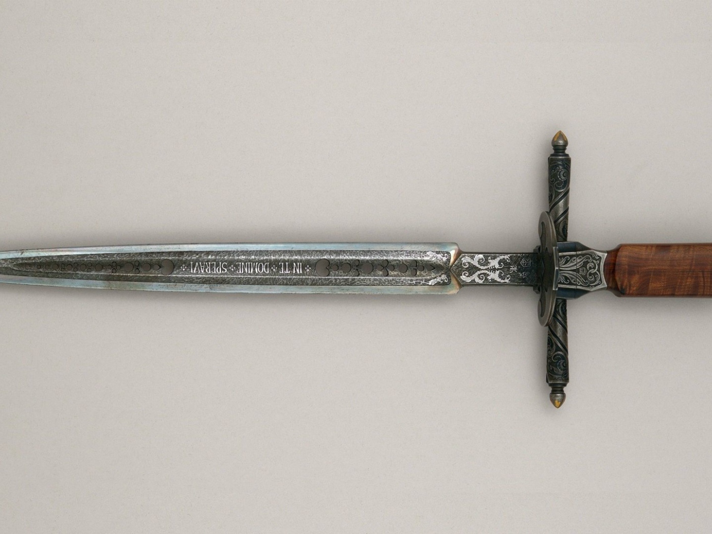 Старинный клинок с резьбой