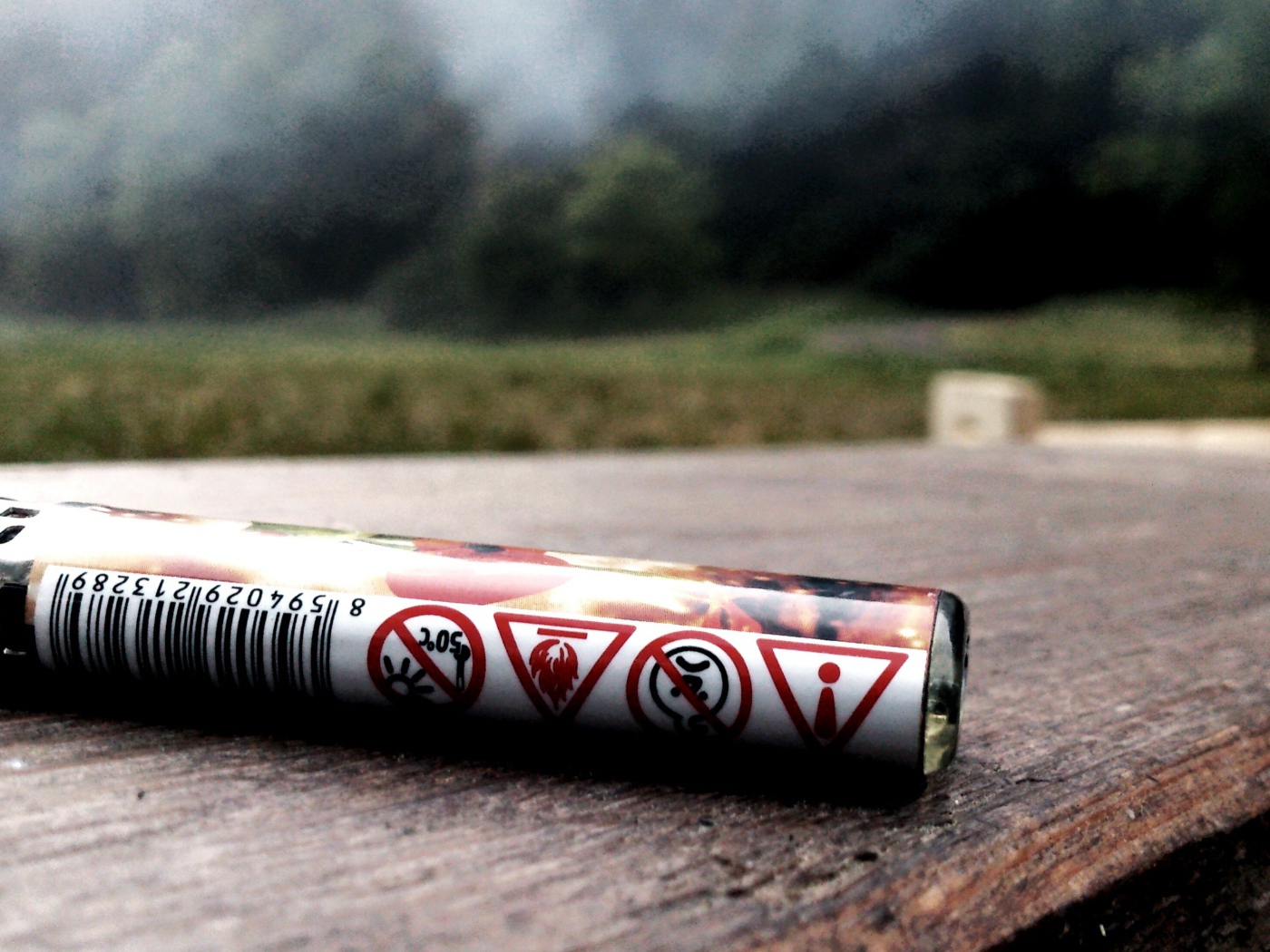 Баллончик зажигалки на доске