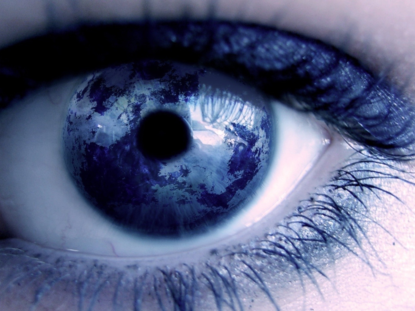 Голубая планета отражается в глазу