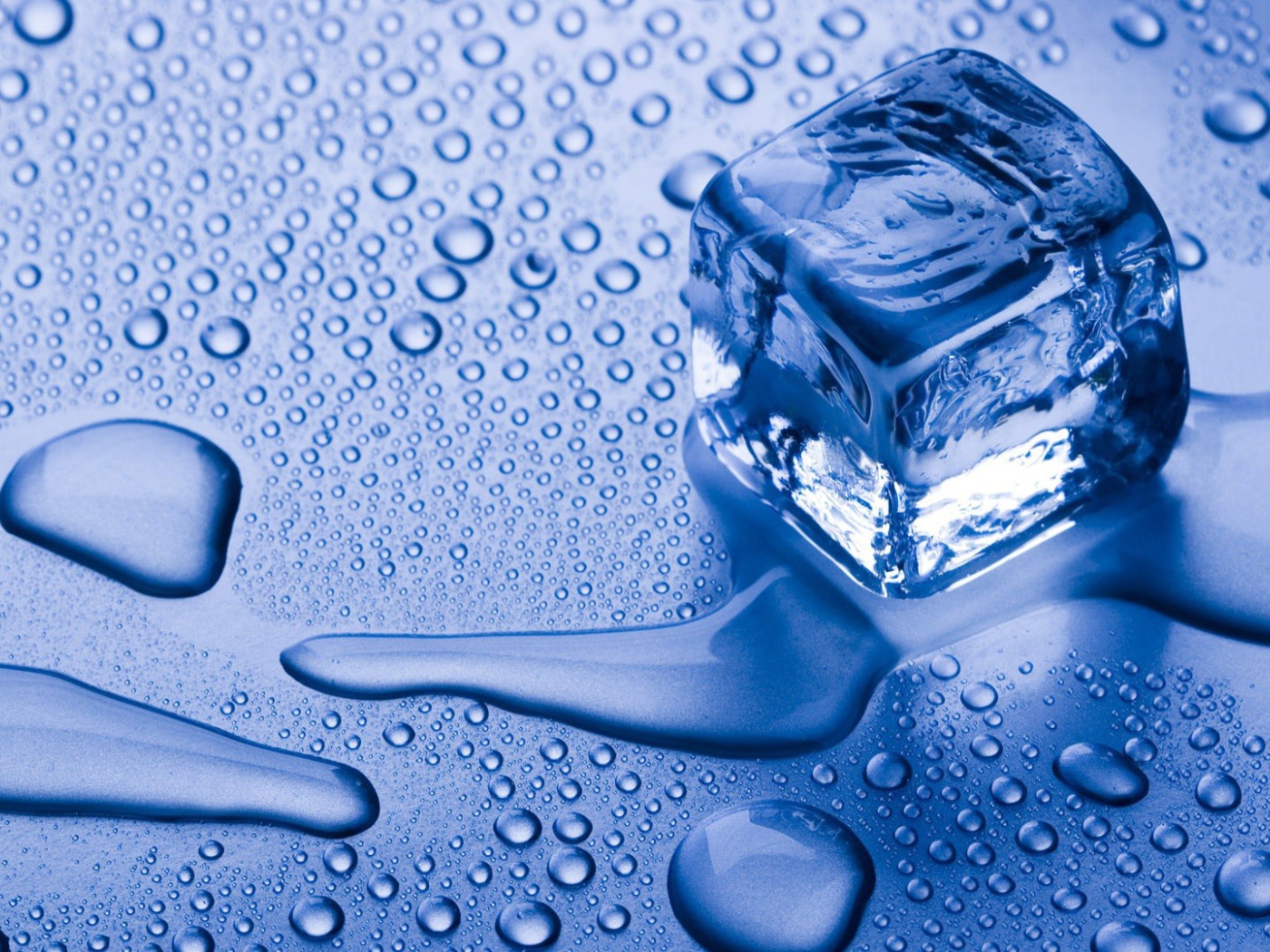 Кубик голубого льда