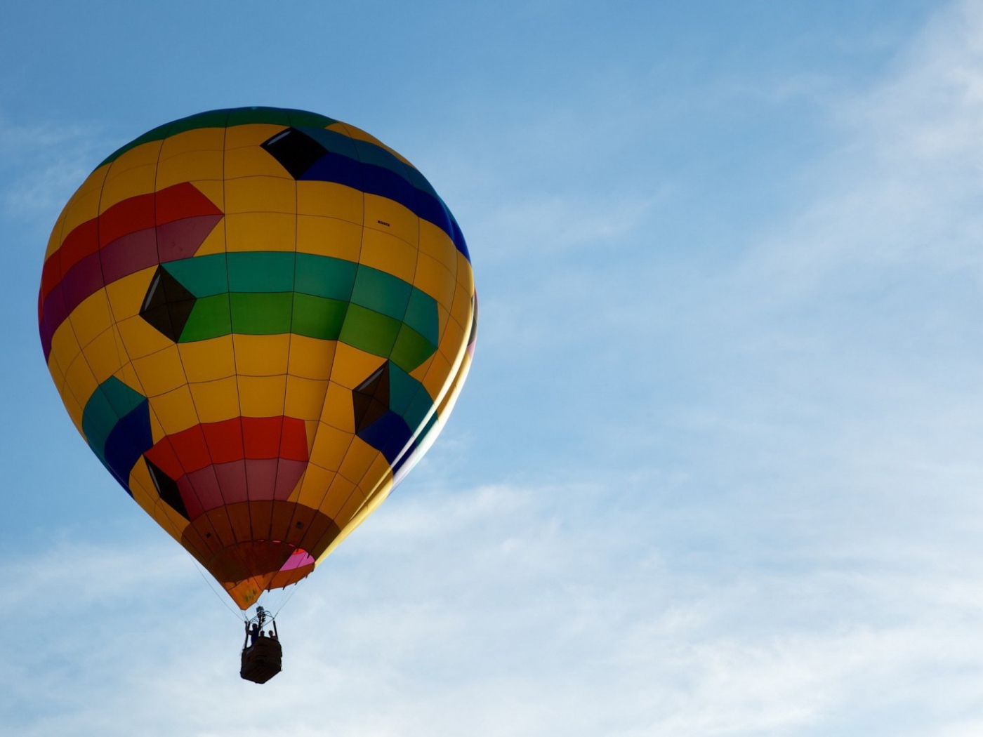 Яркий воздушный шар в небе