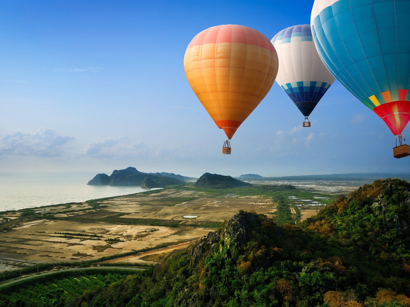 Яркие воздушные шары над побережьем