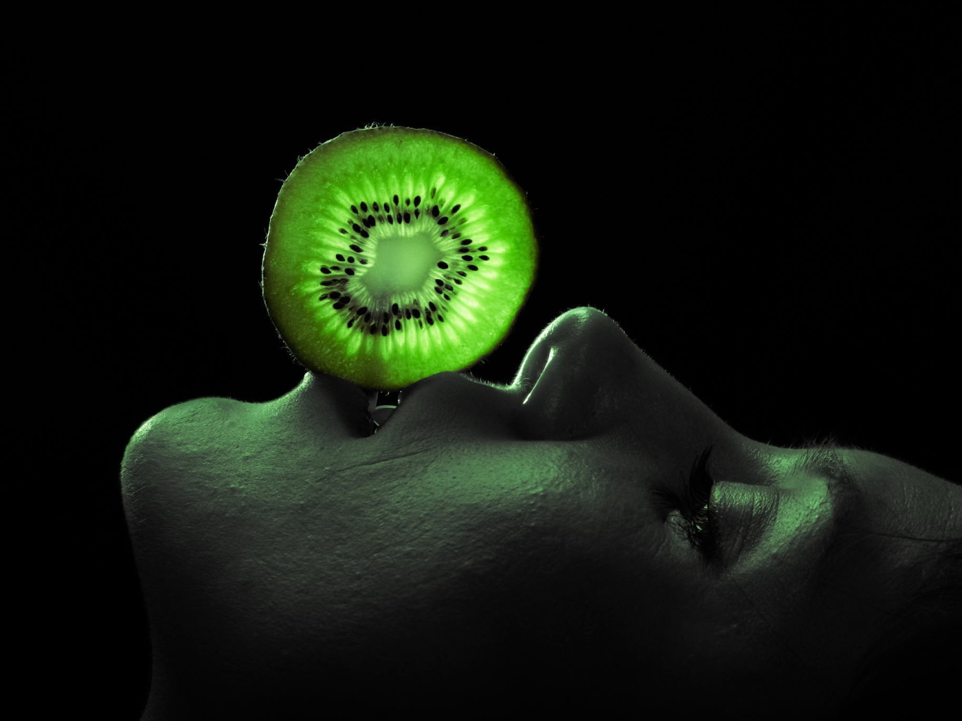 Кружок киви на лице у девушки