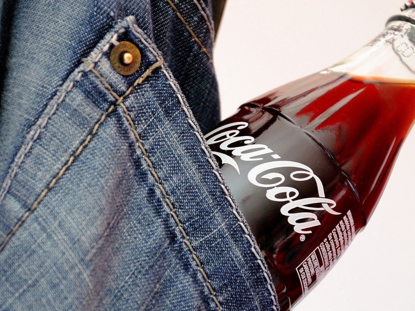 Бутылка Кока-Колы в кармане джинс