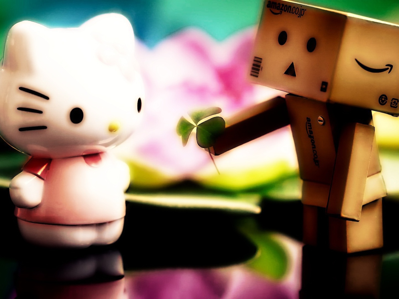 Дандо дарит листик кошке