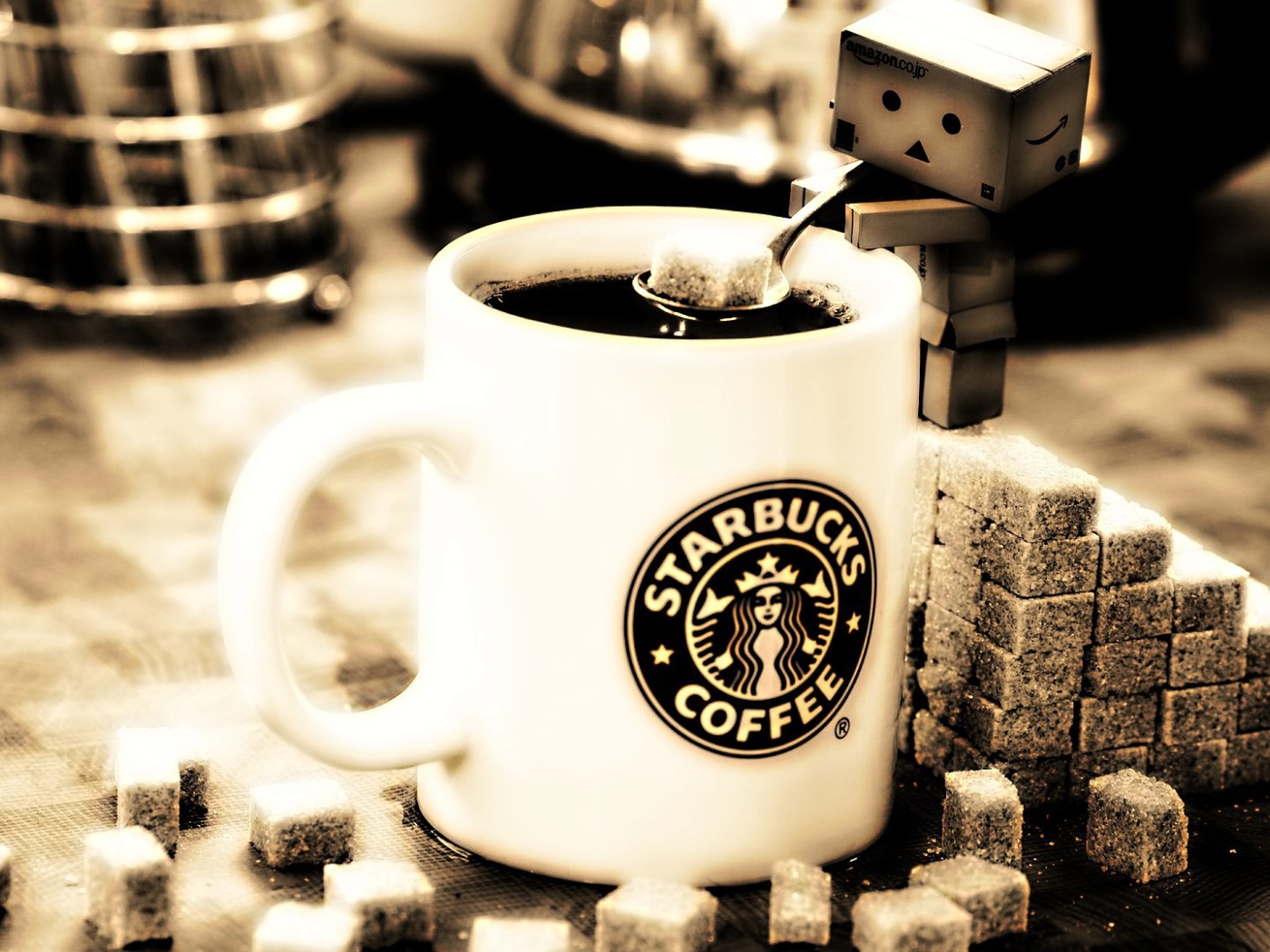 Дандо кладет сахар в кофе