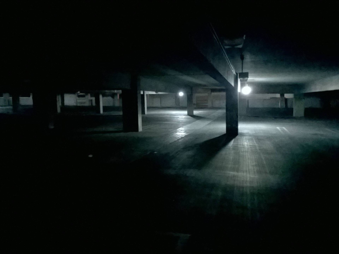 Темная ночная парковка