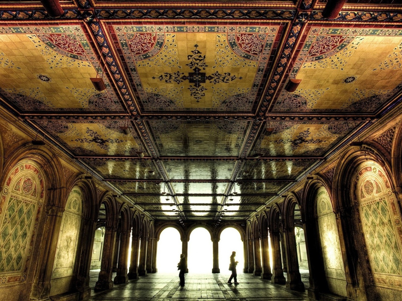 Декоративное украшение холла