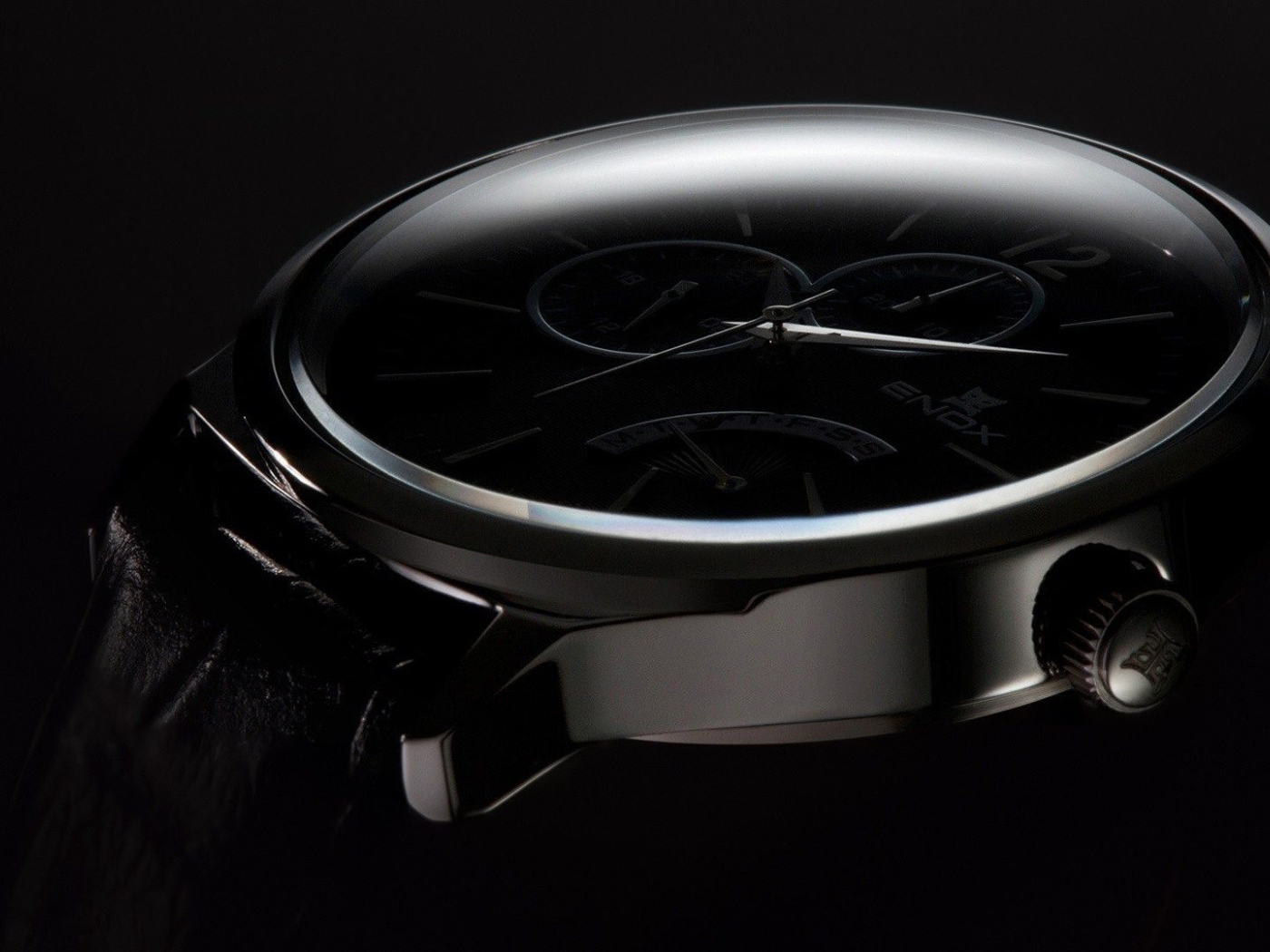 Дорогие черные часы на черном фоне