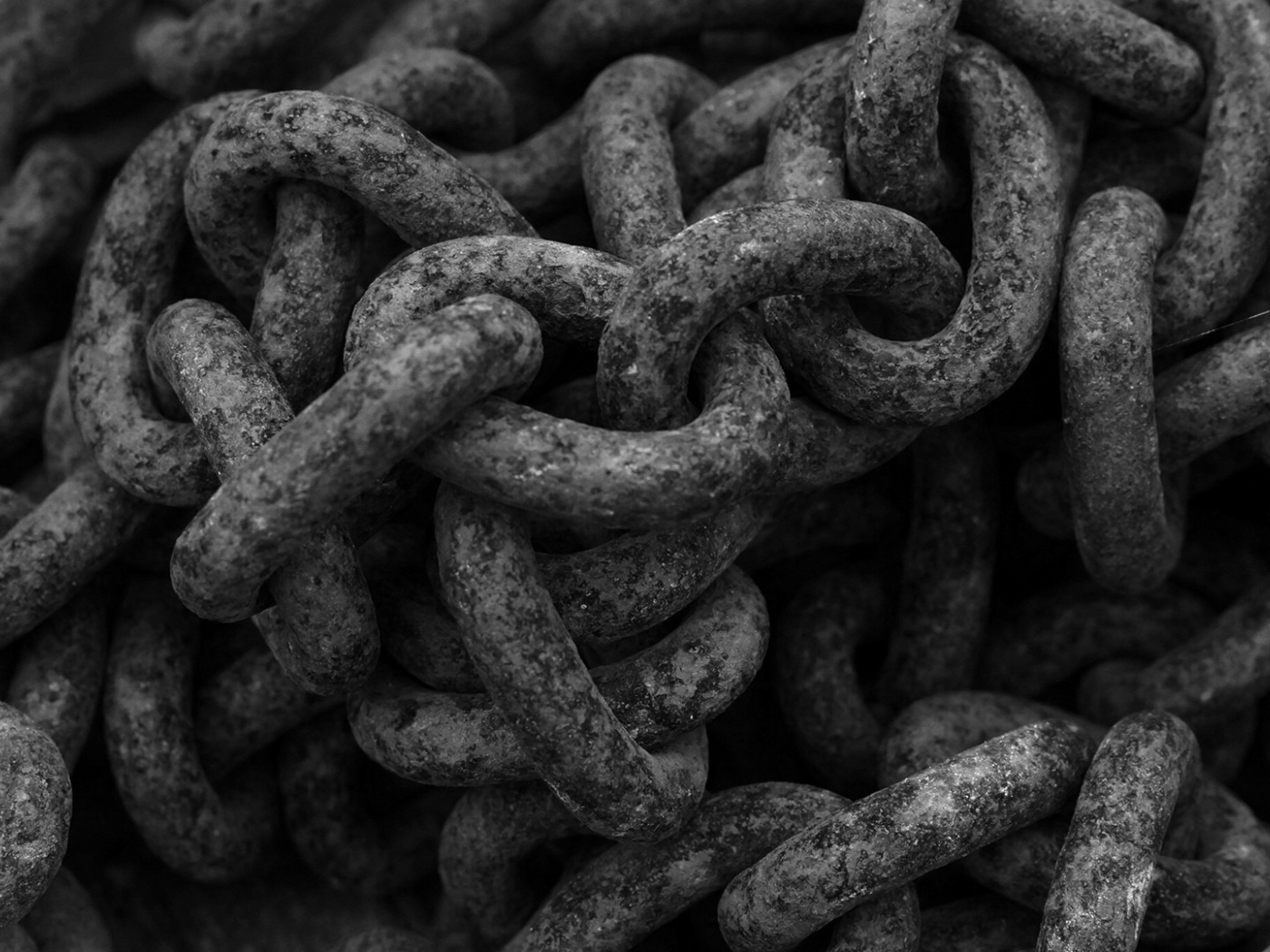 Черные цепи из металла