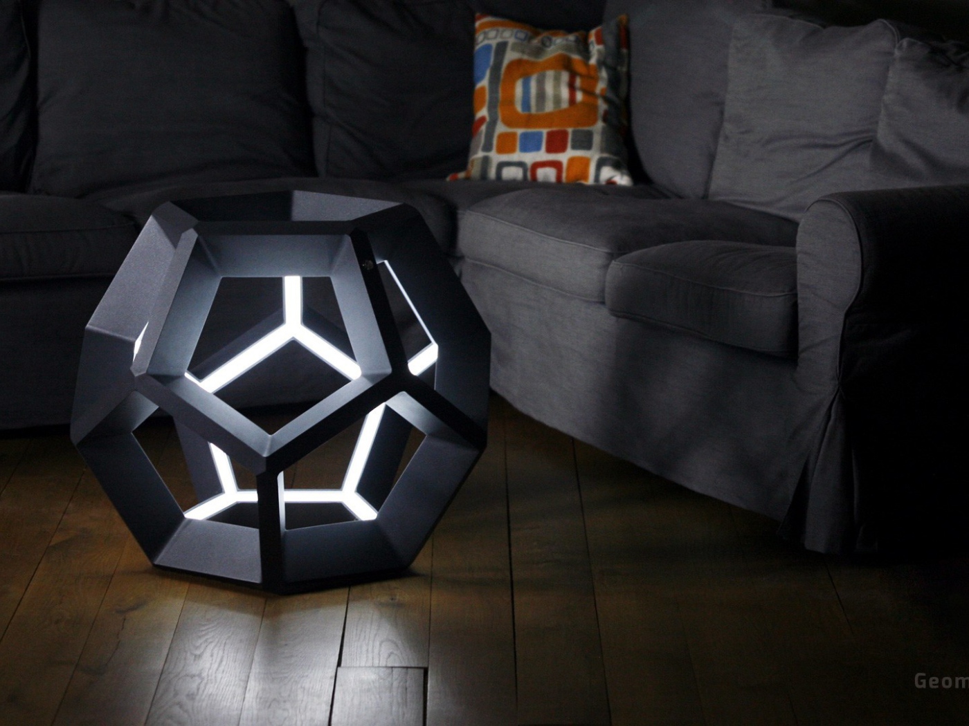 Футуристический светильник у дивана