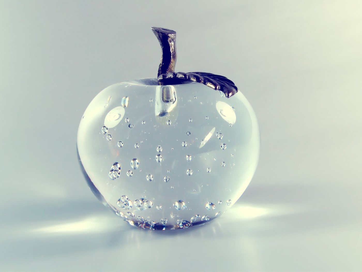 Флакон из стекла в форме яблока