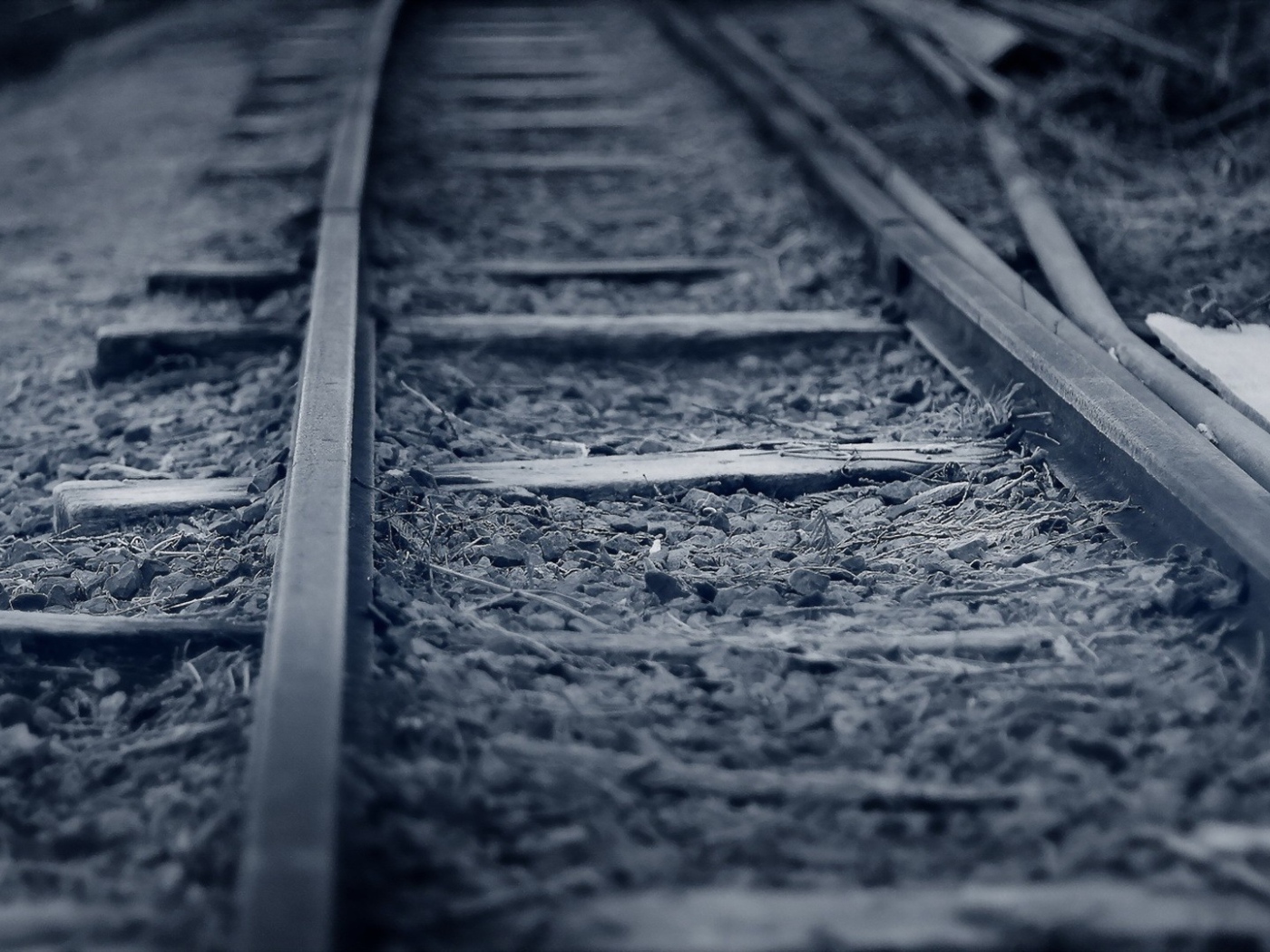Серое фото железной дороги