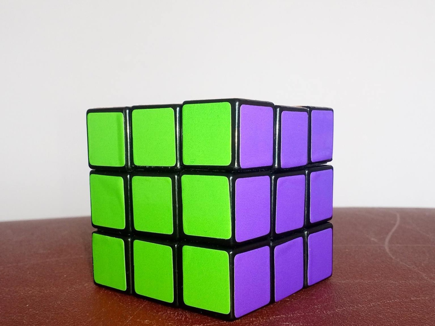 Зеленая и фиолетовая стороны кубика Рубика