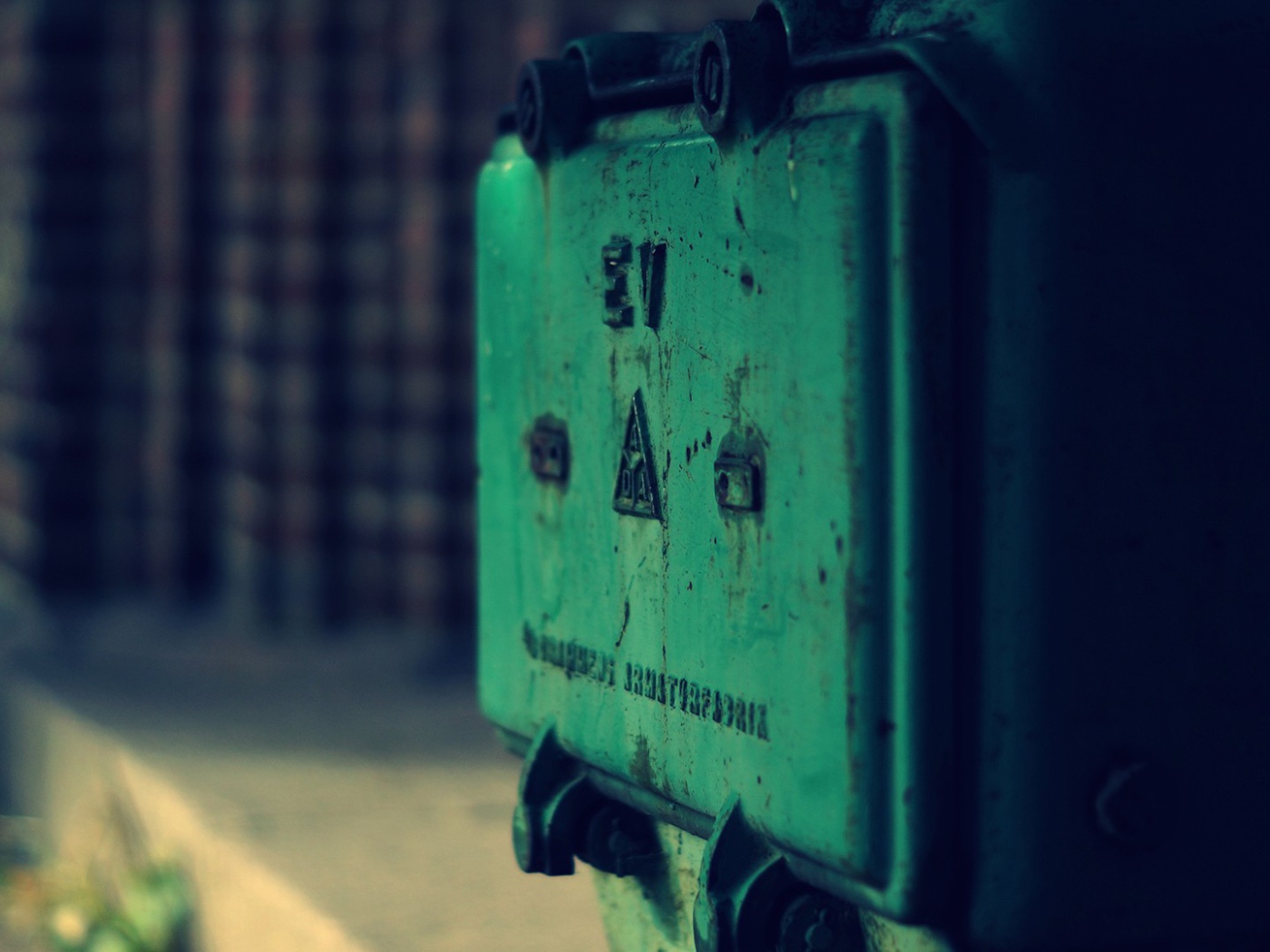 Зеленая коробка с переключателями