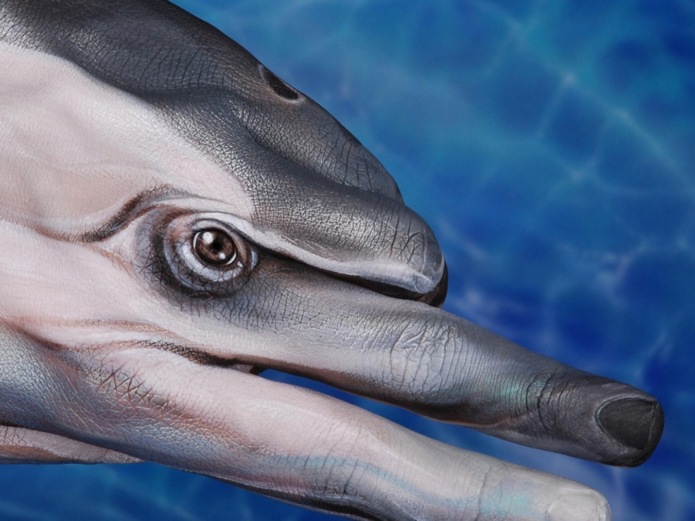 Рука изображает дельфина