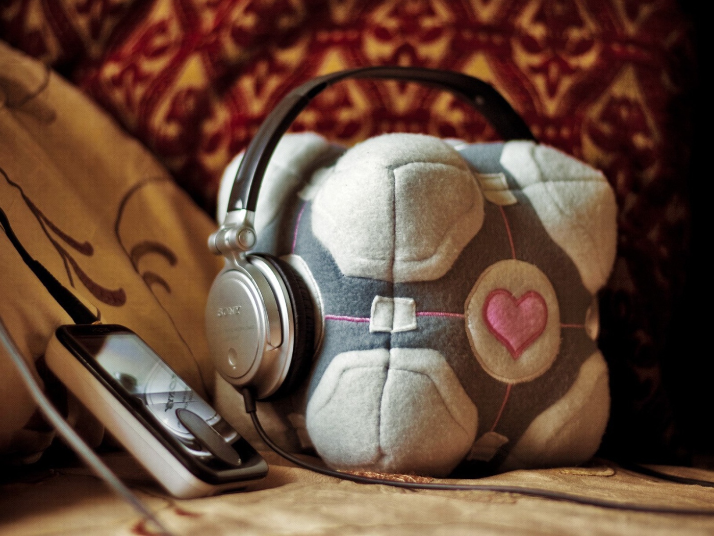 Наушники одеты на плюшевый куб