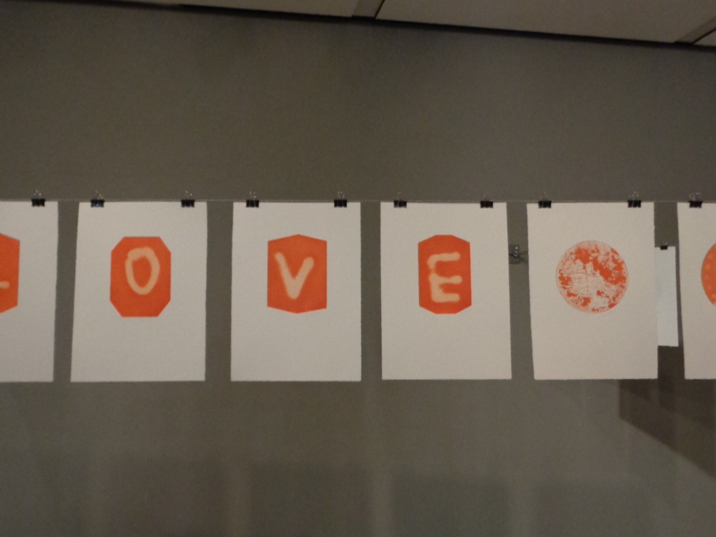 Надпись любовь оранжевыми буквами