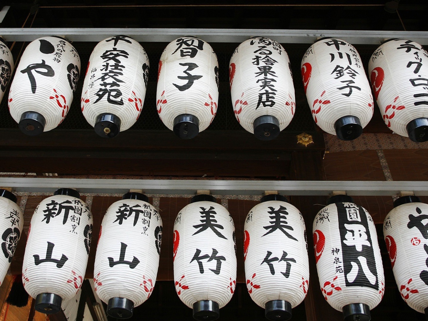 Японские фонарики под крышей