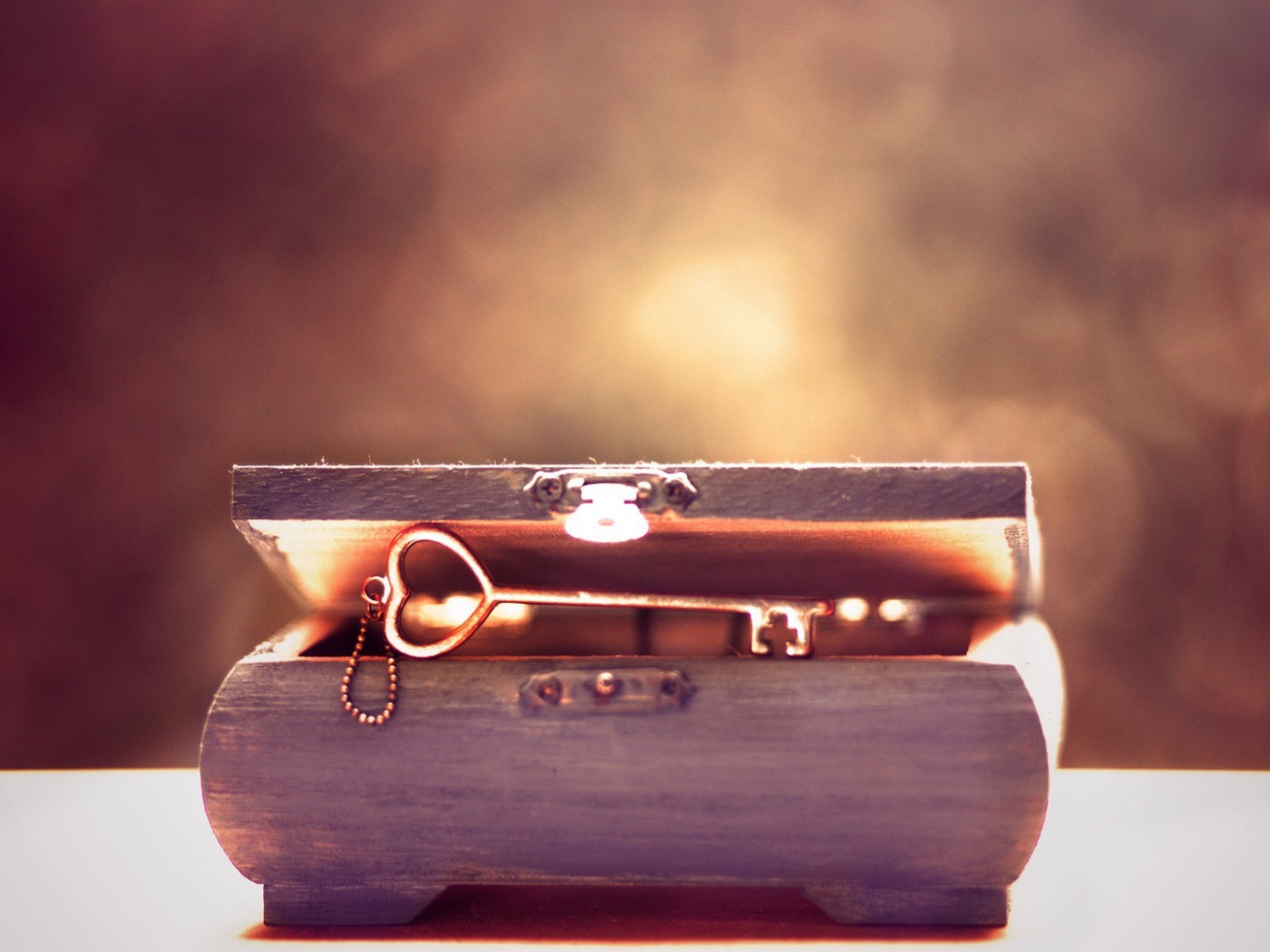 Ключ и деревянная шкатулка