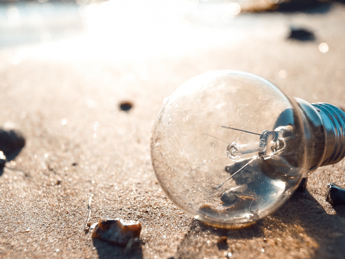 Перегоревшая лампочка на земле