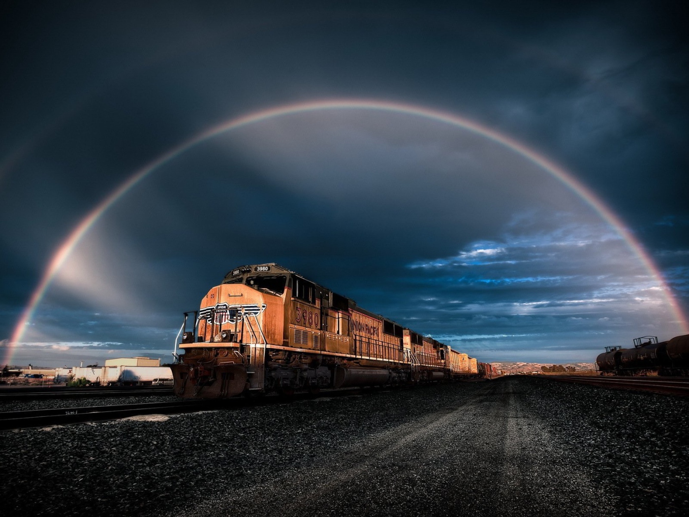 Локомотив на фоне радуги