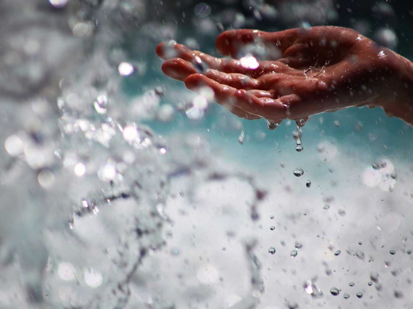 Человек ловит воду рукой