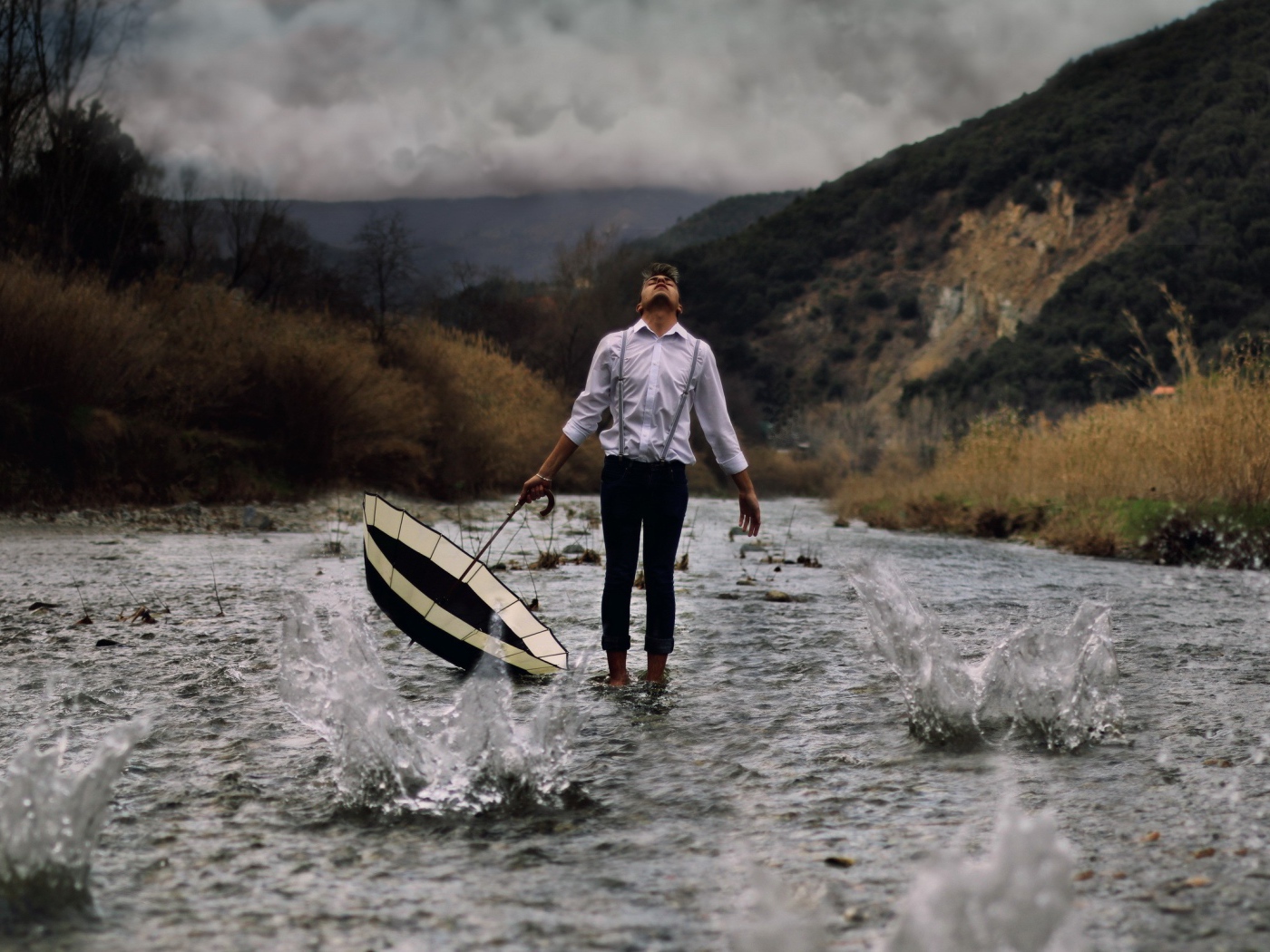 Парень с зонтом в реке