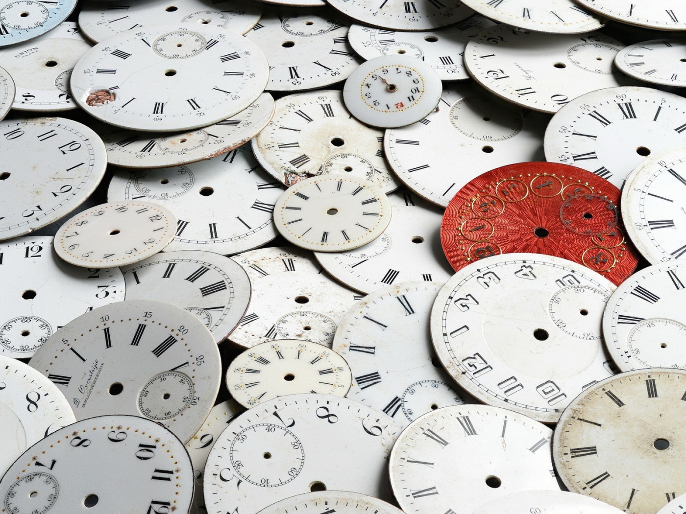 Много циферблатов для часов