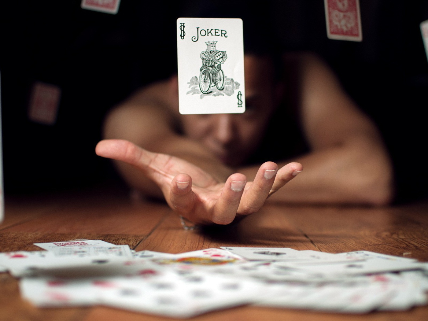 Карта парит над рукой фокусника